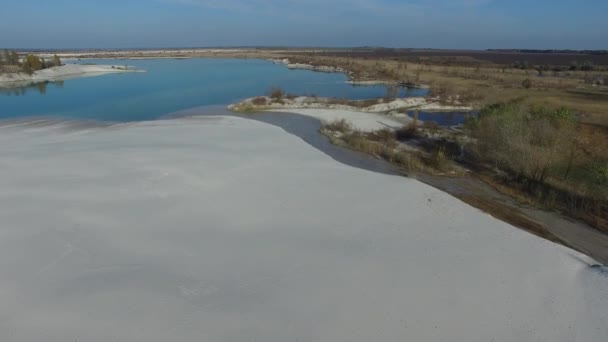 Політ над кордоном між промисловим і сільським ландшафтом — стокове відео