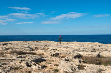Uzun yürüyüşe çıkan kimse deniz kayalık sahil boyunca gider 