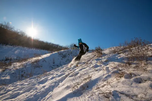 Deportiva mujer esquiando cuesta abajo — Foto de Stock