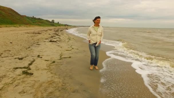 Okouzlující žena, užívat si života u moře — Stock video