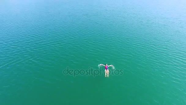 Mujer nadando sobre su espalda, relajándose y disfrutando en el mar — Vídeo de stock