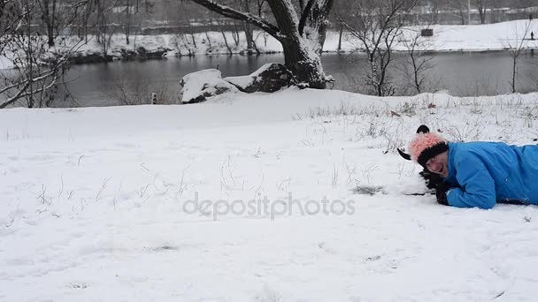 Hombre sonriente en un sombrero divertido con snowboard — Vídeos de Stock