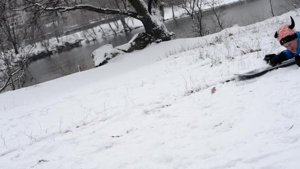 Bärtiger lächelnder Mann mit lustigem Hut und Snowboard — Stockvideo