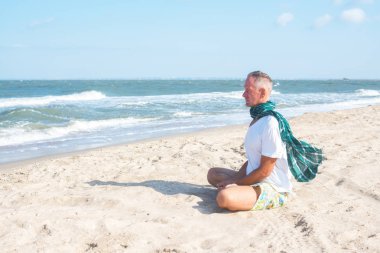 Adam deniz derin derin düşünür 