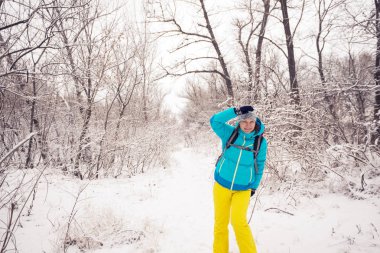 Ormanda iz üzerinde duran neşeli kadın