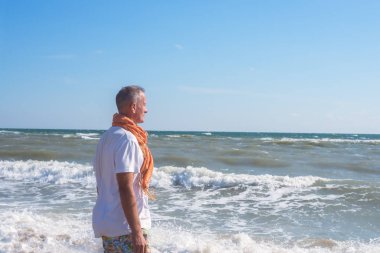 Rüya adam sahilde sörf doğrultusunda standları