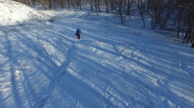Snowboard üzerinde uçan