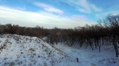 Snowboard kış ormanda yokuş aşağı sürme