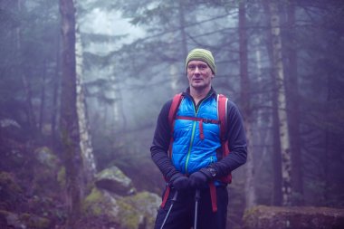 Taşlar arasında iğne yapraklı orman ayakta uzun yürüyüşe çıkan kimse