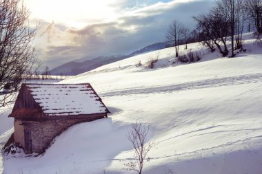 Küçük köy kış dağlarda akşam
