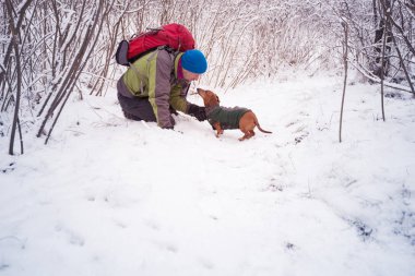 Sakallı adam uzun yürüyüşe çıkan kimse onun köpeği konuşuyor
