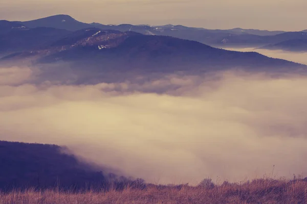 겨울 산에서 언덕 가운데 구름 플 로트 — 스톡 사진
