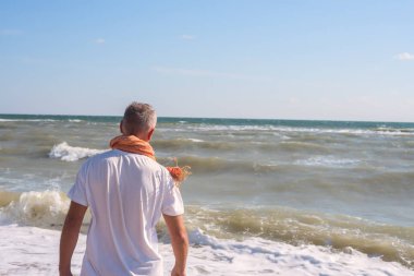 Plajda sörf çizgi adam sahanın