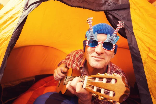 Retrato del hombre sonriente en las gafas divertidas con ukelele — Foto de Stock