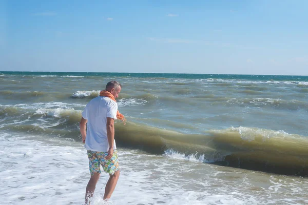 El hombre juega con las olas — Foto de Stock