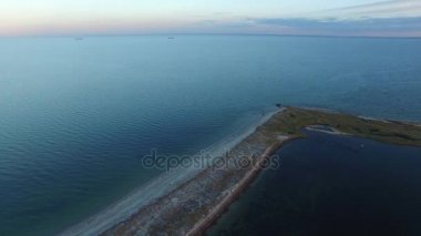 Yalı üzerinde uçan