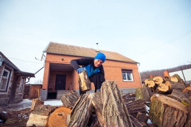 Ahşap kazık bir günlükten gergin yüzü olan adam ortaya çıkarır
