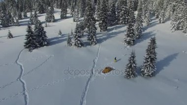 Uçan Kar ayakkabılarını ona çadır için Alpin Çayır yakınındaki gider bir sportif kadın üzerinde