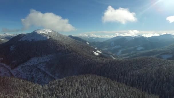 Vue panoramique aérienne dans les montagnes d'hiver 