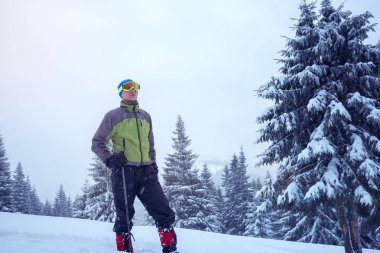 Kararlı adam gözlük ve kar ayakkabıları 