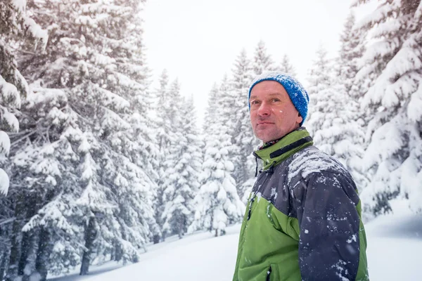 Retrato de homem feliz nas montanhas de inverno — Fotografia de Stock