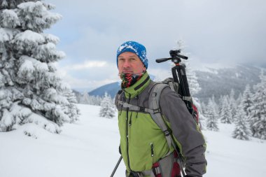 Adam sırt çantası ile rüya