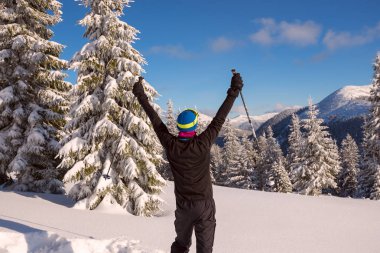 Dostum, Gezgin Görünümü ve kollarını gökyüzüne uzanan hayran