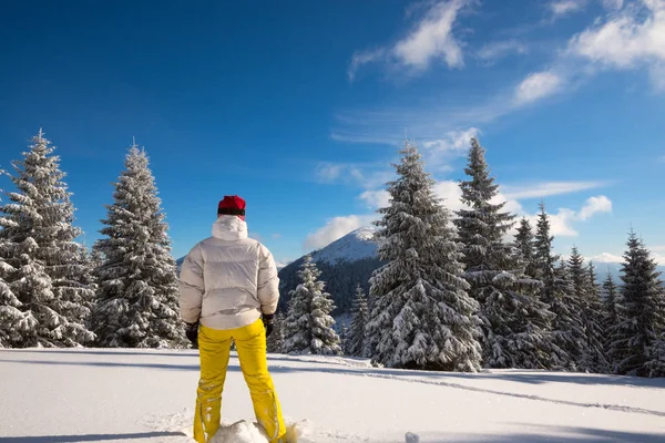 Femme sportive se détendre sur la prairie alpine à l'hiver magique — Photo