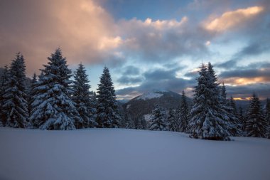 dağlarda dramatik kış peyzaj