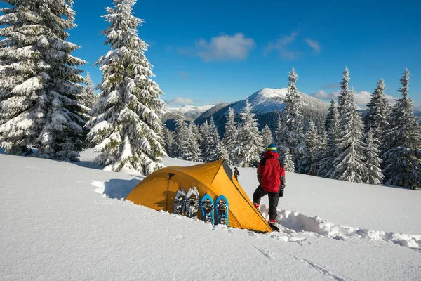 Sportiga mannen, traveler koppla av nära en tält och utrustning — Stockfoto