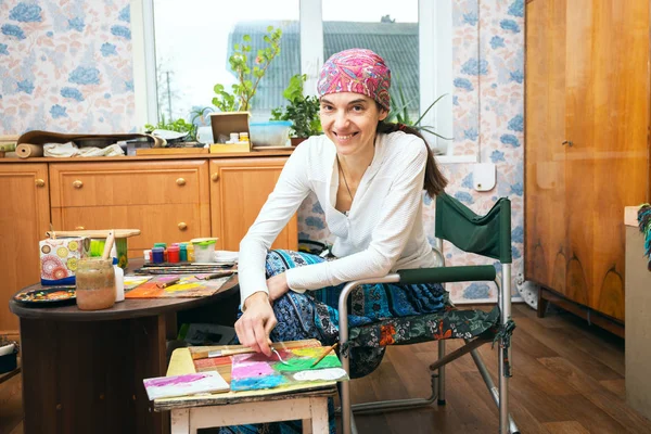 Mujer feliz artista pinta, disfrutando de la creatividad — Foto de Stock