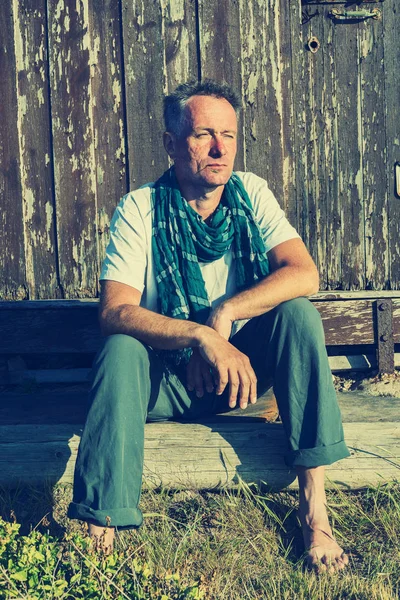 Dreaming man, traveler sits barefoot — Stock Photo, Image