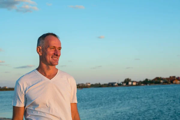 Mann genießt das Leben am Meer — Stockfoto