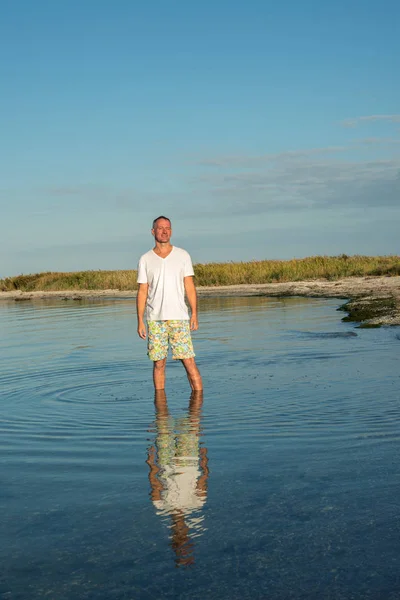 海辺の野生でリラックスする男旅行者 — ストック写真