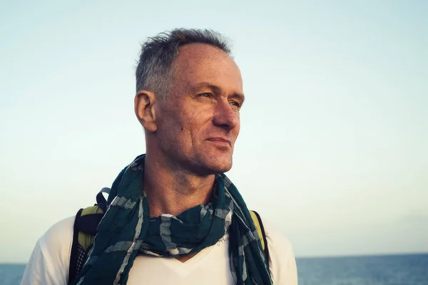 Portrait of smiling man traveler — Stock Photo, Image