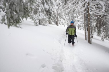 Mutlu adam derin karda kanalında çalışan