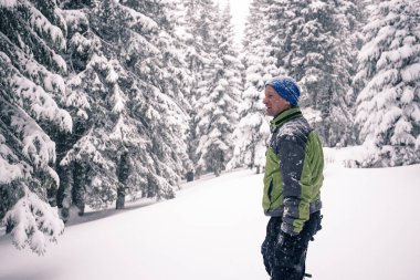 Mutlu bir adam vahşi rahatlatıcı bir konaklama keyfini