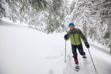 Neşeli Gezgin derin karda snowshoeing çalışan