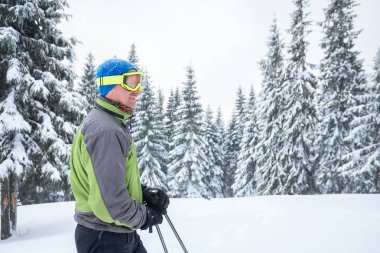 Gözlük erkekte yolcusu Alp çayır üzerinde rahatlatıcı 