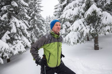 Mutlu bir adam kış dağlarında seyahat uzun yürüyüşe çıkan kimse