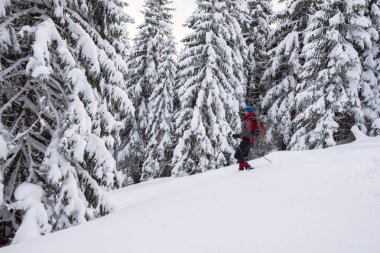 Adam Gezgin kar ayakkabıları yokuş aşağı gidiyor 