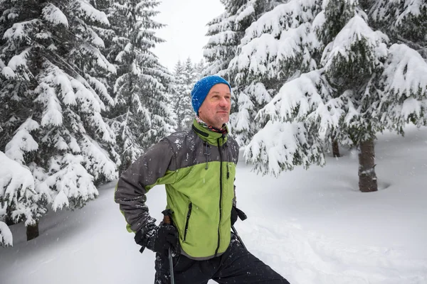 Mutlu bir adam kış dağlarında seyahat uzun yürüyüşe çıkan kimse