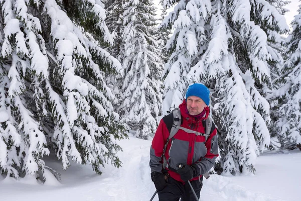 Viaggiatore uomo godendo di una meravigliosa avventura nella montagna invernale — Foto Stock