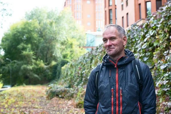 Portret van glimlachende man in casual kleding — Stockfoto