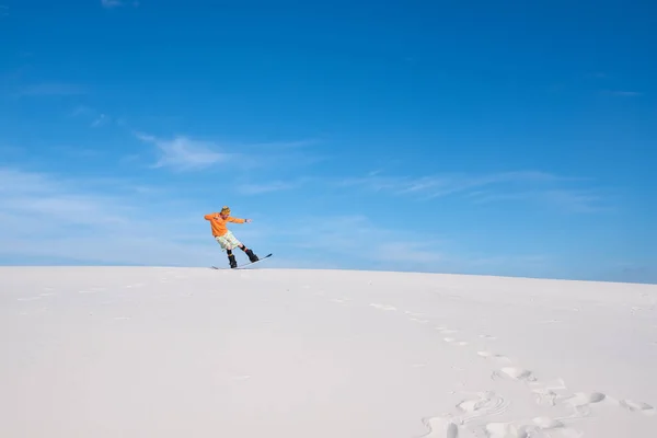 Parlak gömlekli adam des snowboard üzerinde bir hile yok — Stok fotoğraf