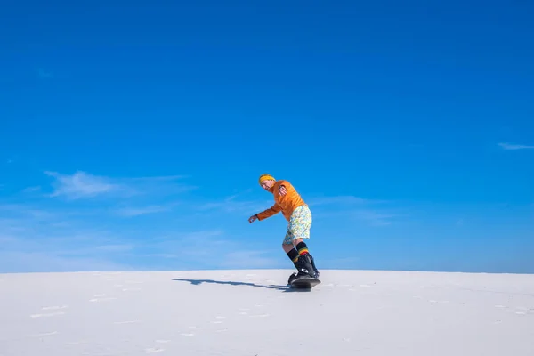 Snowboarder rijdt weg naar beneden van het zand-duin — Stockfoto