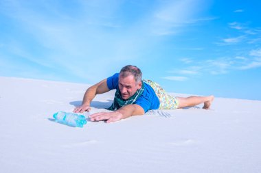 Çölde kayıp susuzluk çeken adam