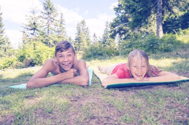 Mutlu gençlerin rahatla ve seyahat sırasında eğlenmek