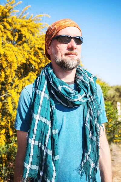 Retrato de hombre barbudo que viaja autoestop, sobre fondo — Foto de Stock