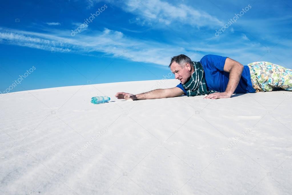 E se le cose cominciassero a precipitare? (IV parte) - Pagina 39 Depositphotos_143290419-stock-photo-thirsty-traveler-lost-in-the
